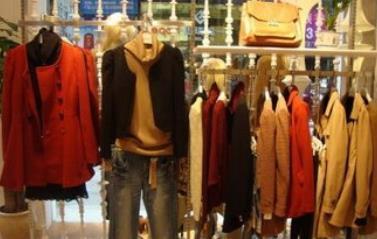 校园创业新典范 大学生服装店线上线下双管齐下，年入百万的生意经